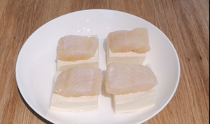 低脂快手菜 | 剁椒鱼柳蒸豆腐（巴沙鱼）的做法 步骤3