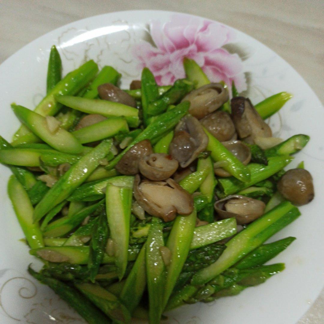 健康低脂家常菜—芦笋炒口蘑