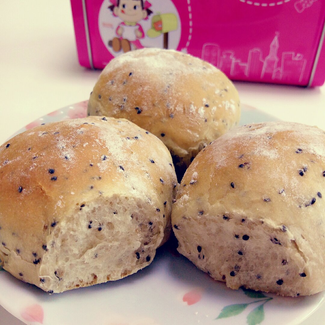 张小多哼做的黑芝麻营养餐包(软妹子)