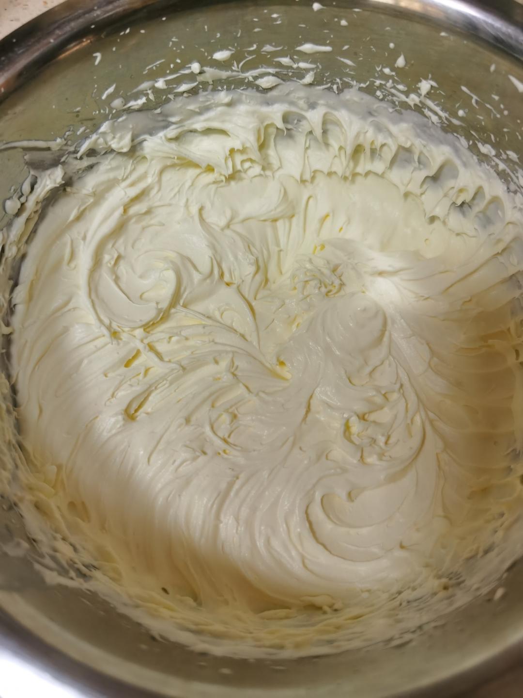 奶油奶酪馅，芝士味浓郁，百搭好吃配蛋糕面包饼干薯片等都可以，简单