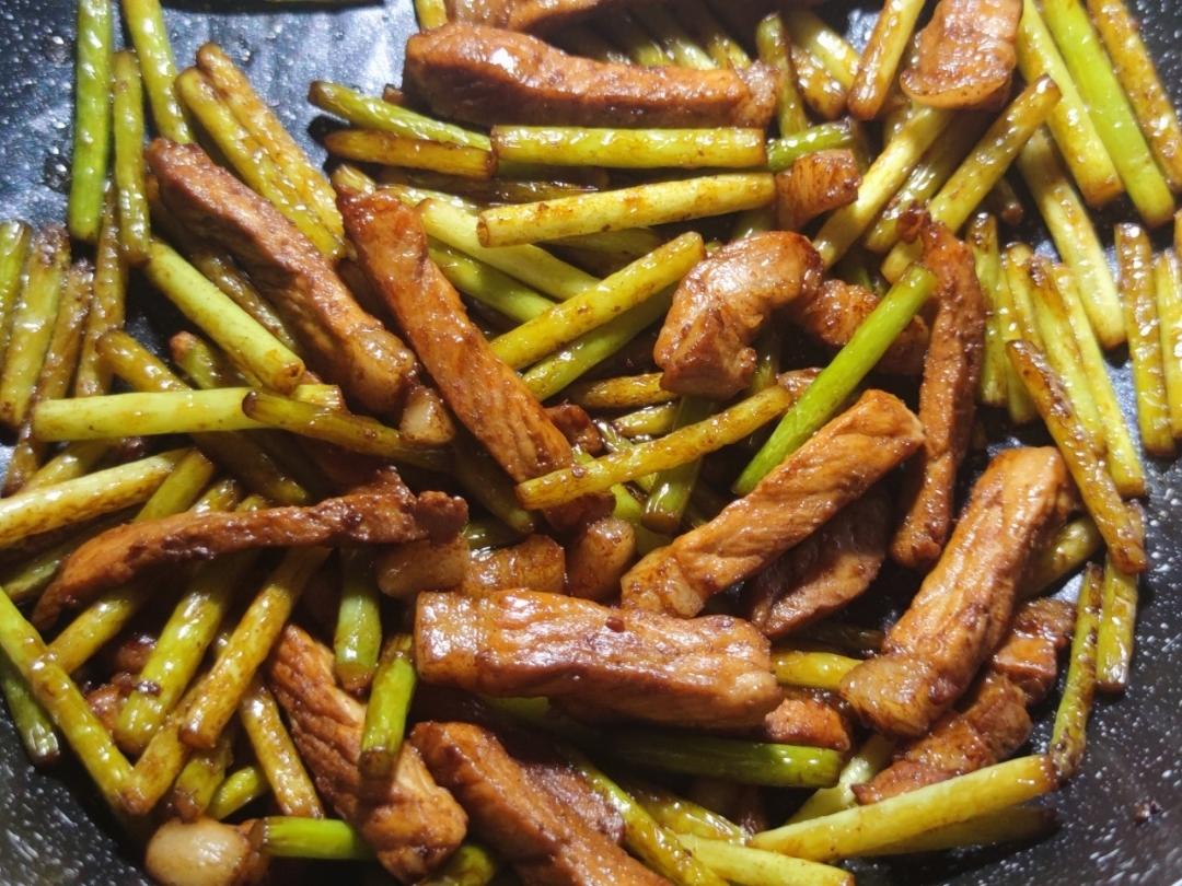 简单易做的下饭菜－蒜苔炒肉