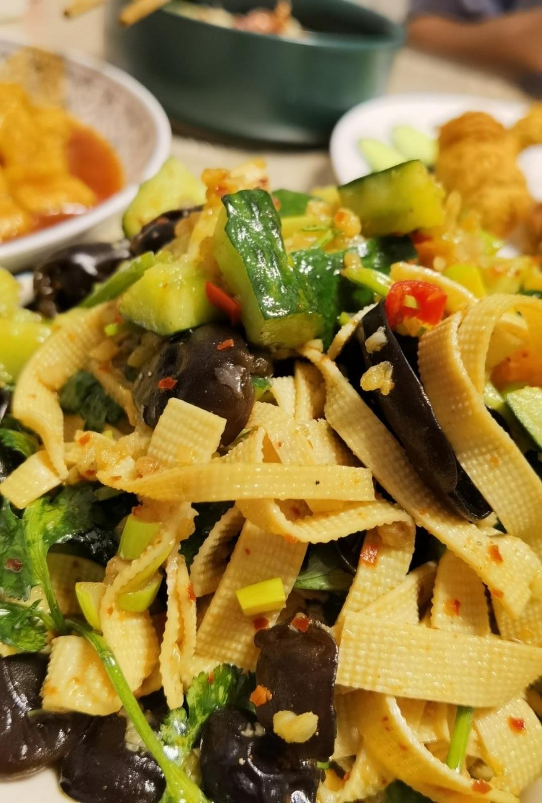 上桌就秒光的爽口凉菜～黄瓜拌腐竹