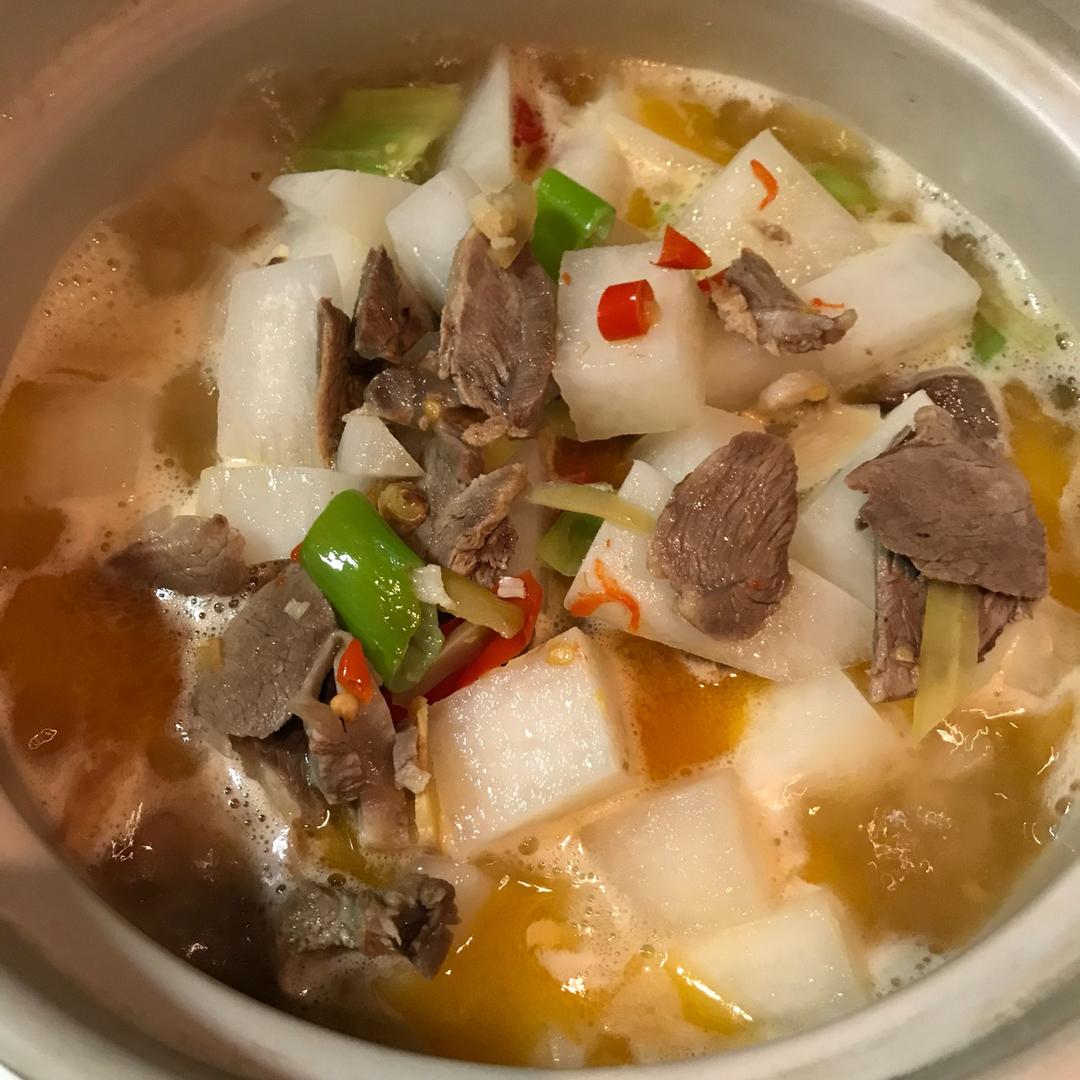 小虞爱吃小鱼做的红烧羊肉炖萝卜