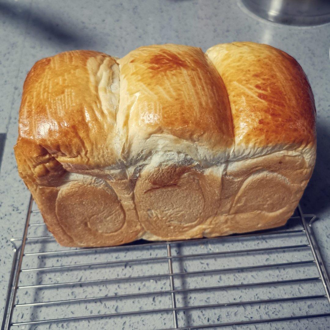 【视频食谱】细腻绵软70%中种醇奶吐司~