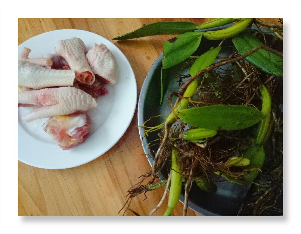 清热润肺汤——石橄榄炖鸡爪的做法 步骤1