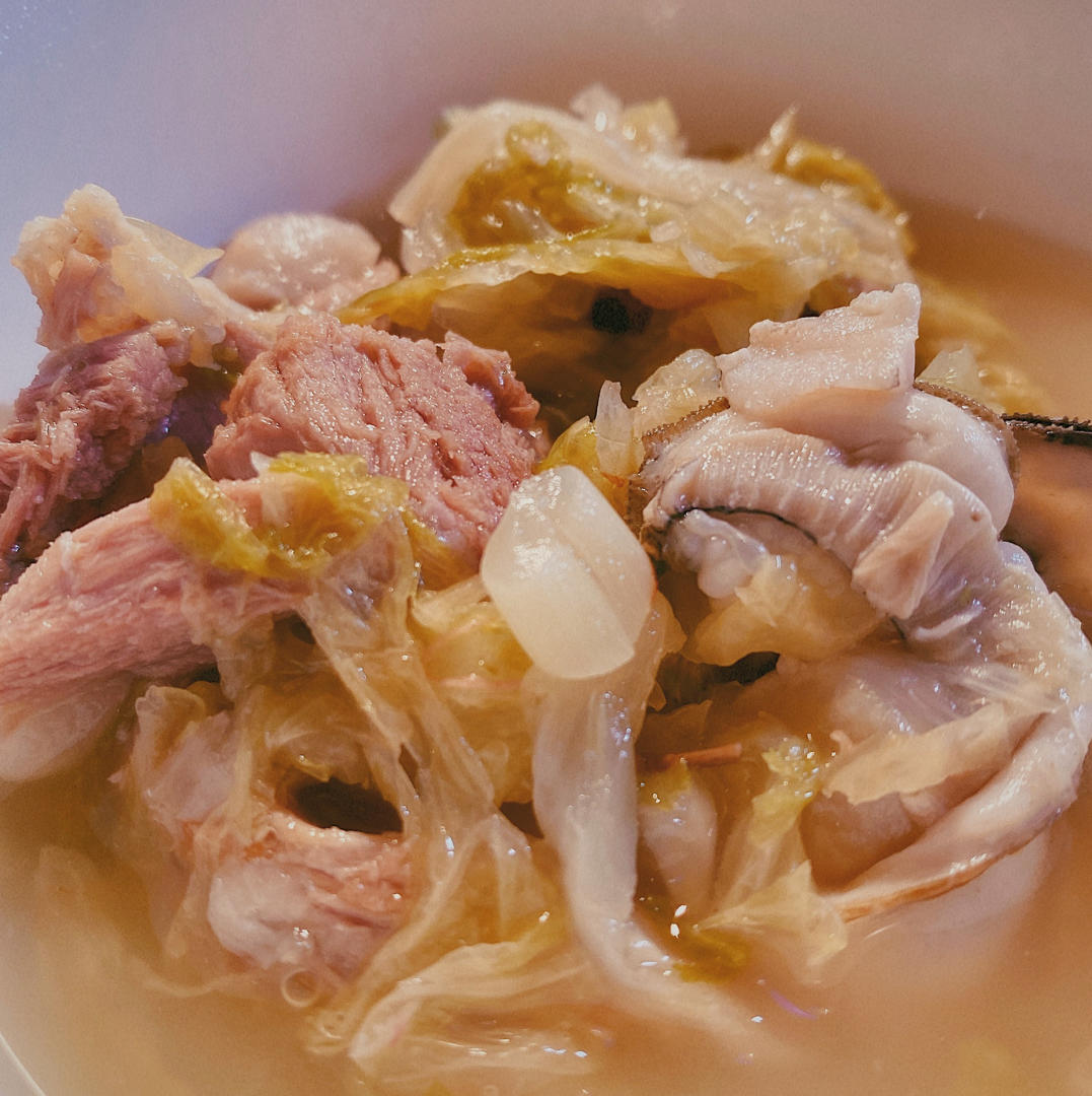 热腾腾的酸菜海蛎子煲