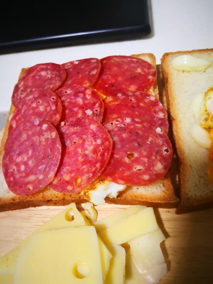 萨拉米香肠三明治