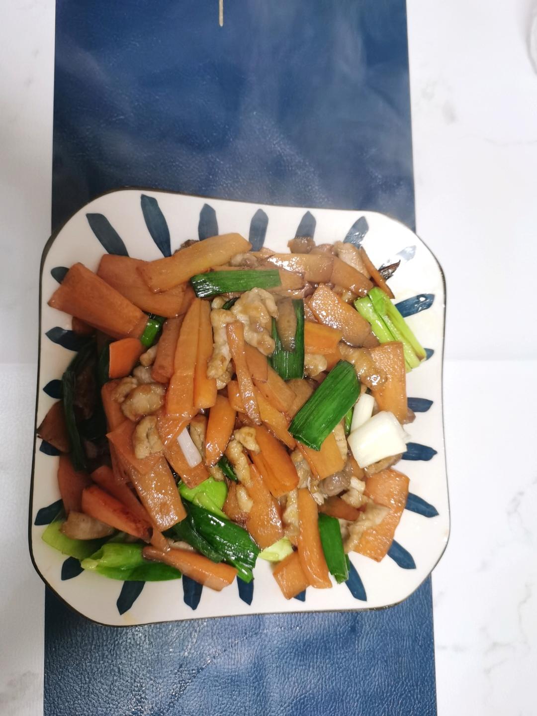蒜苗红萝卜炒肉