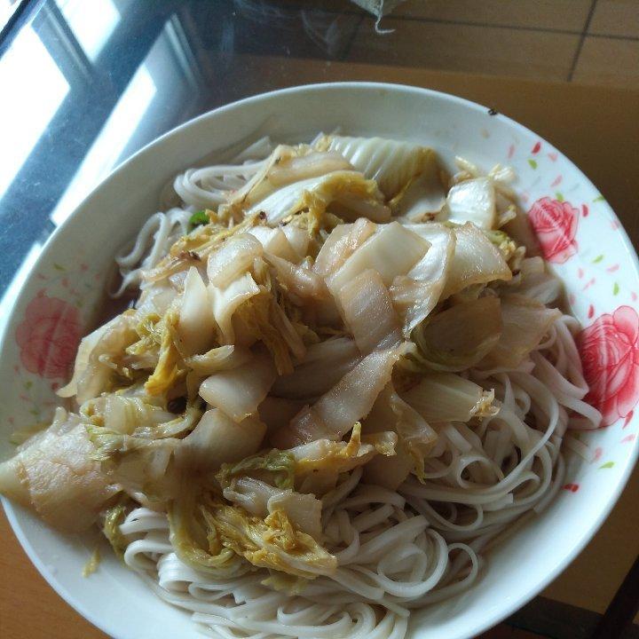 懒人必备 酸辣白菜凉拌面or盖浇面？