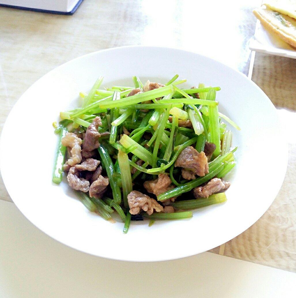 芹菜炒肉的做法