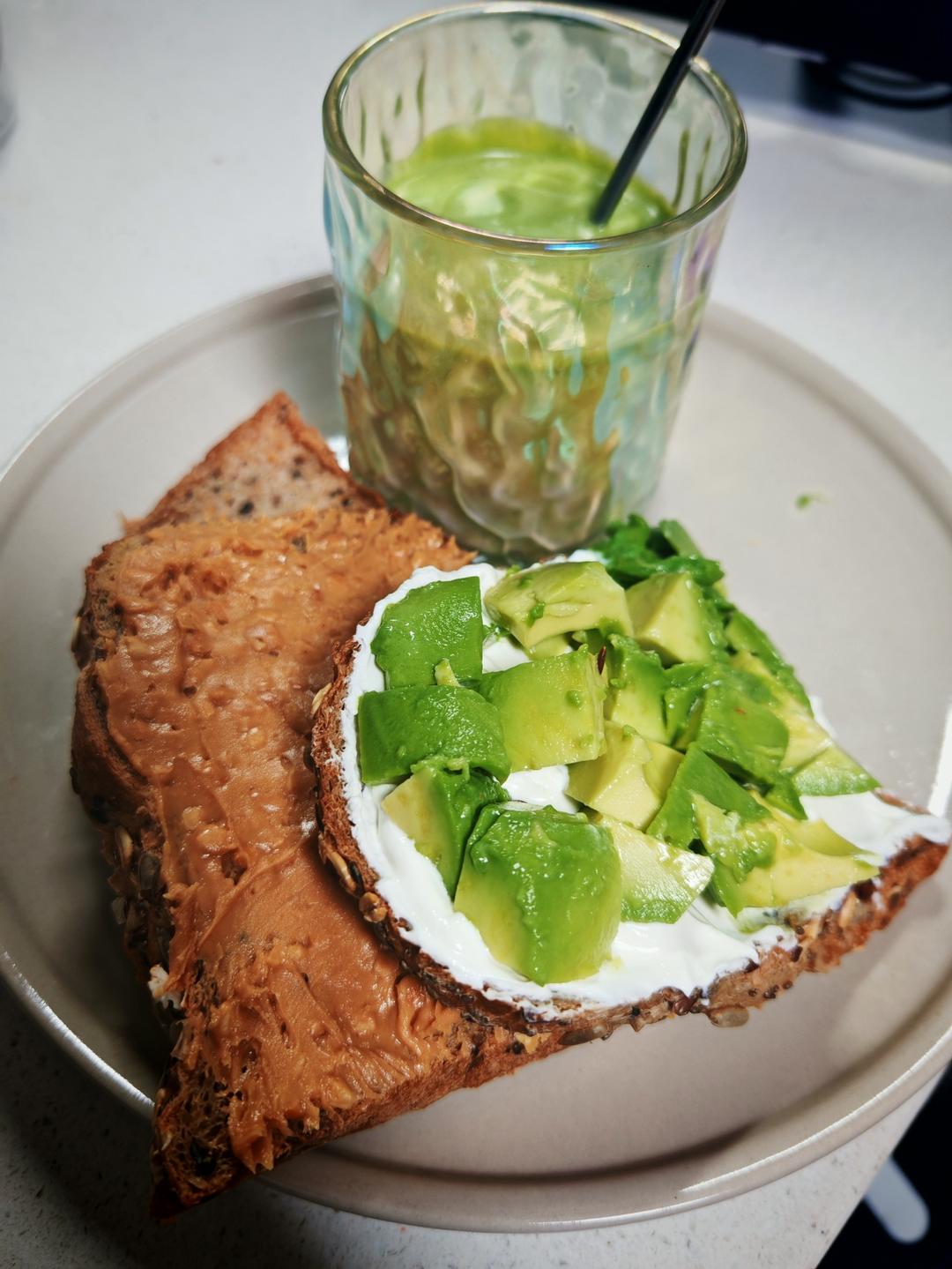 5分钟快手！好吃到舔手指的牛油果花生酱三明治！