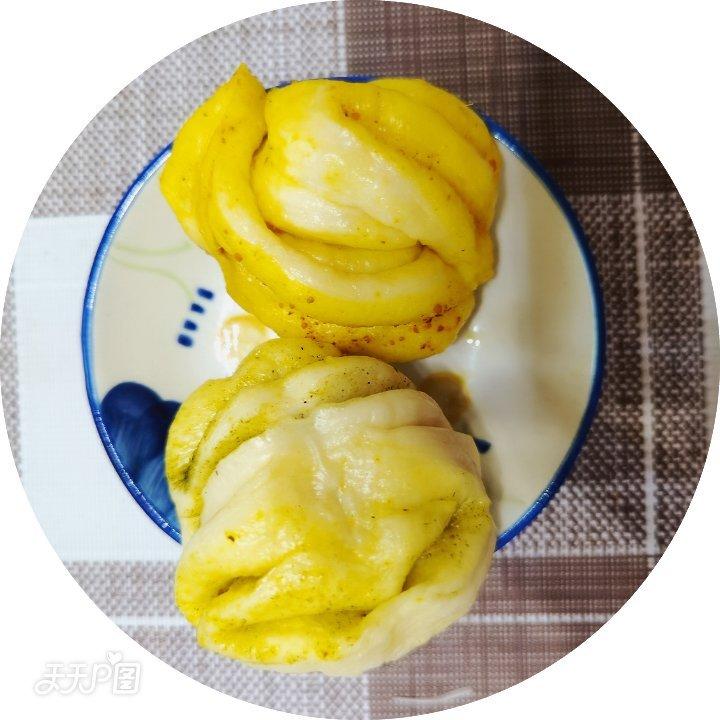 马小姐乱捣鼓做的抹上姜黄粉做的花卷,味道独特,非常的香