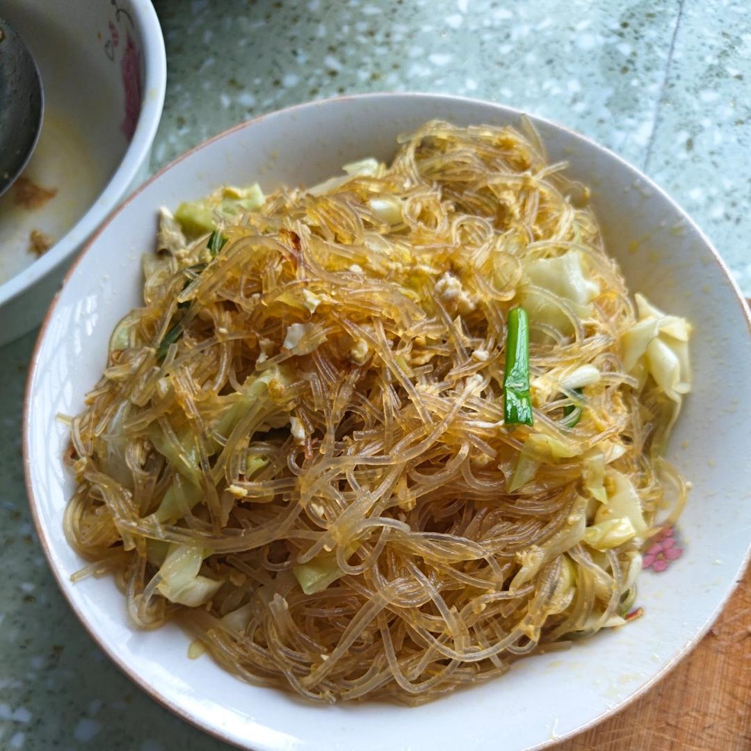 做鸡蛋炒粉丝，千万不要直接炒，多加一步，好看又好吃