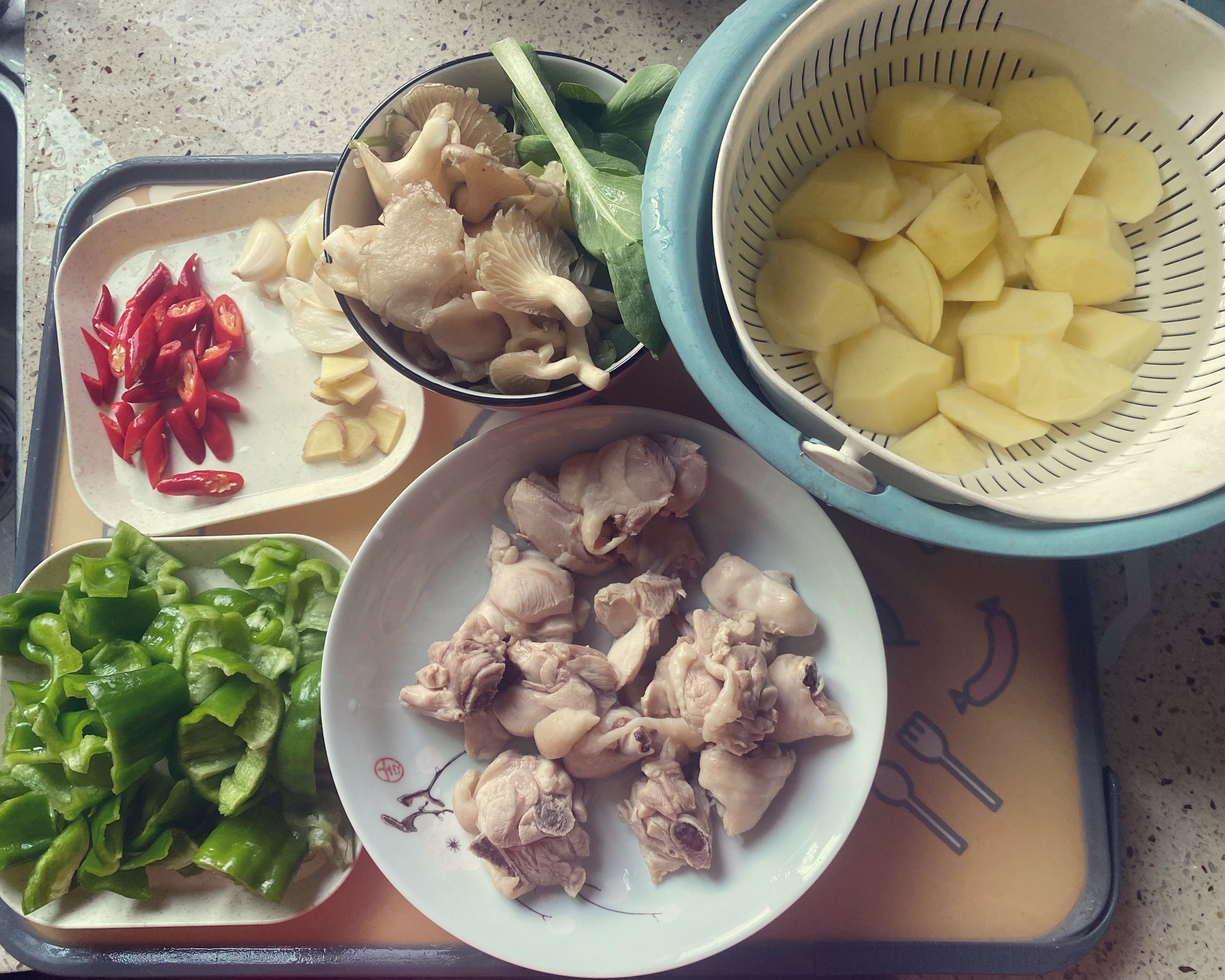 家庭版黄焖鸡土豆的做法 步骤1