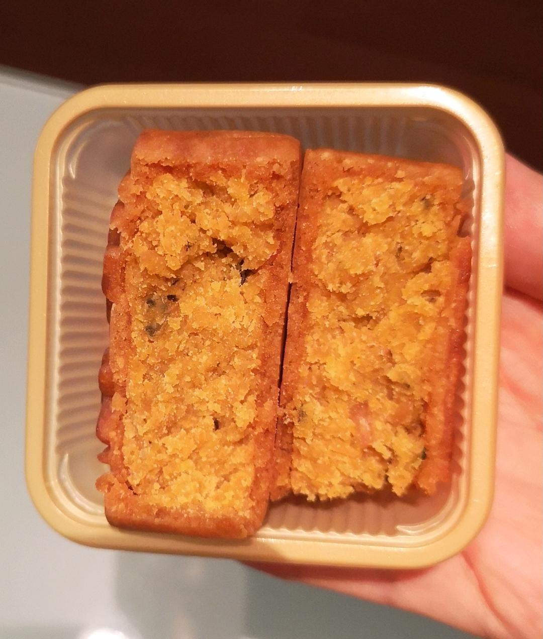 咸蛋黄肉松海苔月饼