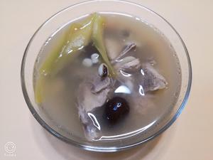 适合哺乳期的汤水～霸王花红枣脊骨汤的做法 步骤4