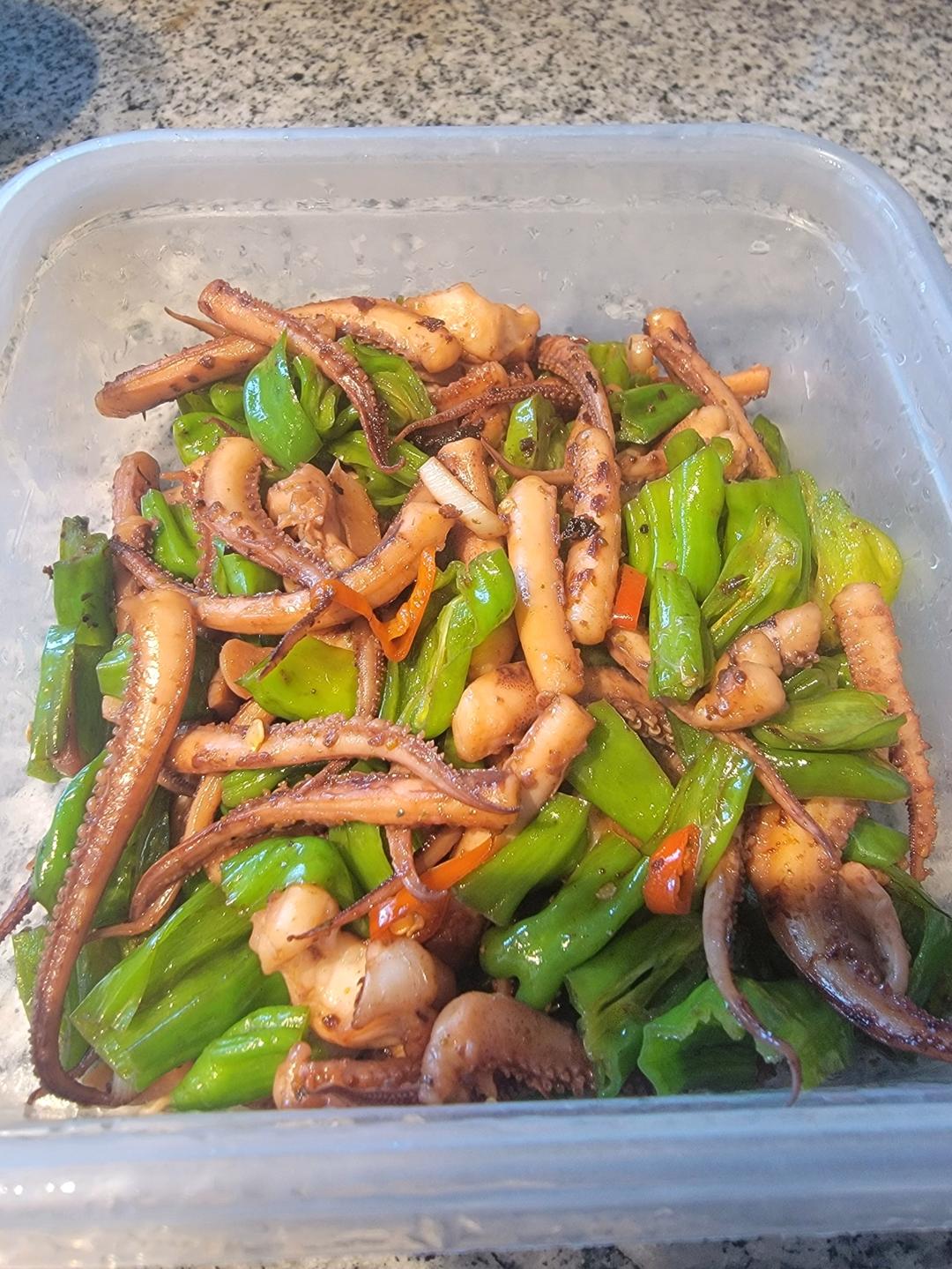 爆炒鱿鱼须，加上这一步，可以与铁板鱿鱼媲美