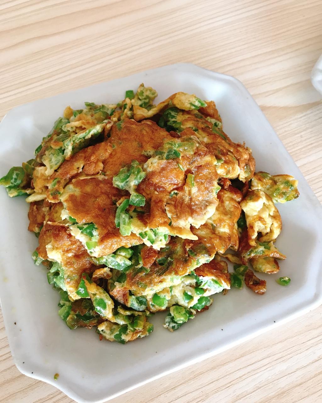 二是一种不三不四的范儿做的青椒煎蛋