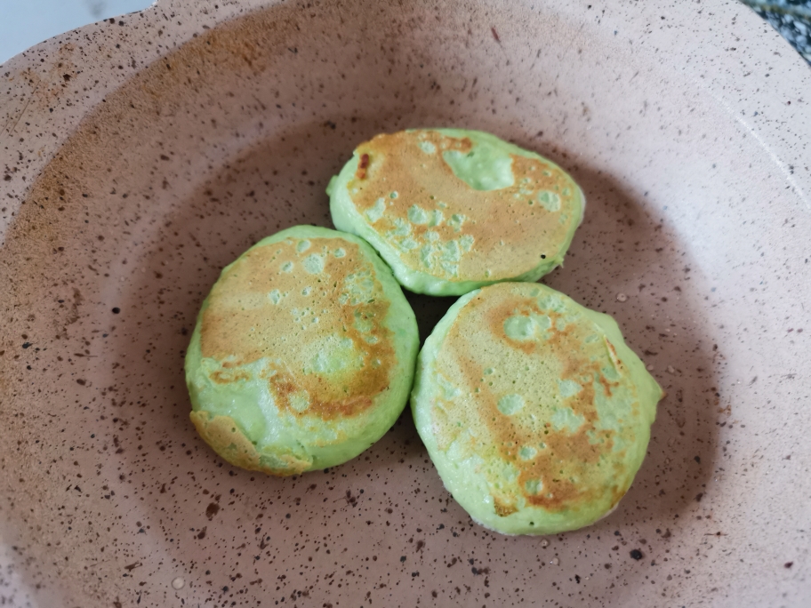 宝宝辅食松软牛油果鲜虾饼的做法 步骤4