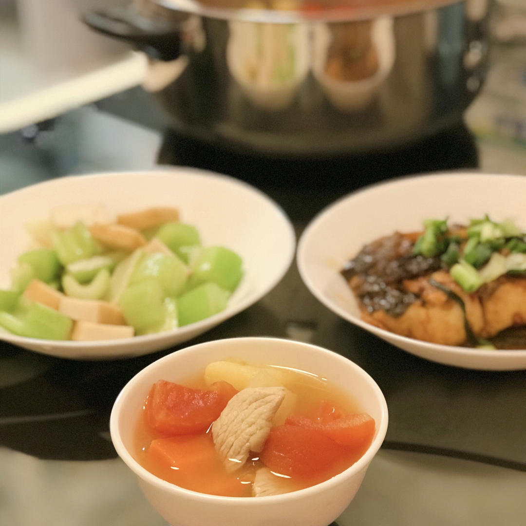 蕃茄红萝卜马铃薯瘦肉汤