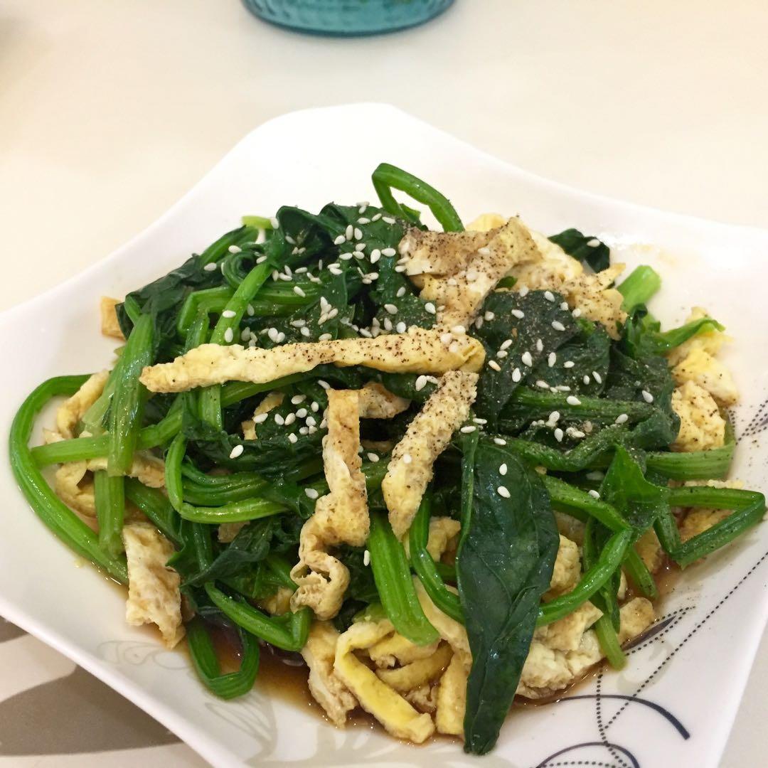 堂妈小厨——鸡蛋皮拌菠菜
