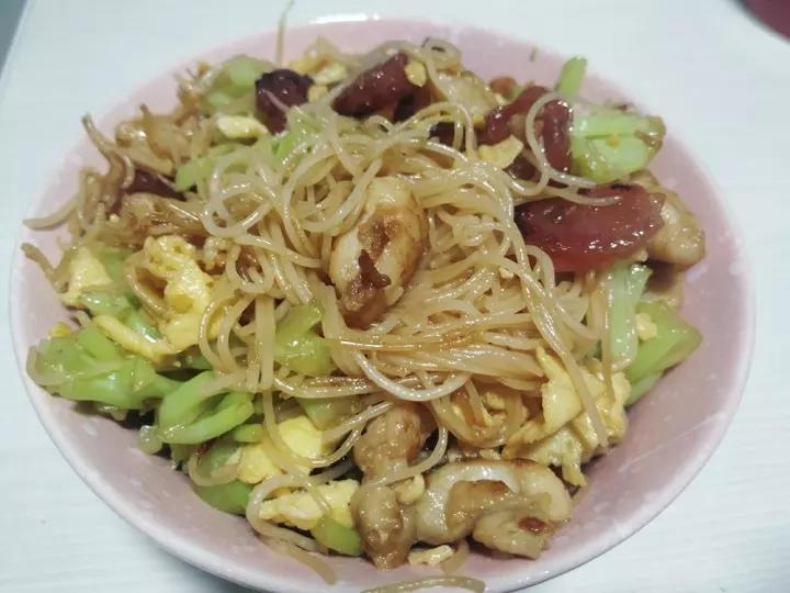 腊肠炒米粉