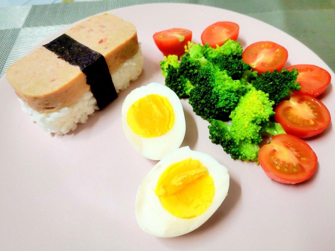 一朵美厨：午餐肉三明治——多少层才能拯救你的起床气？