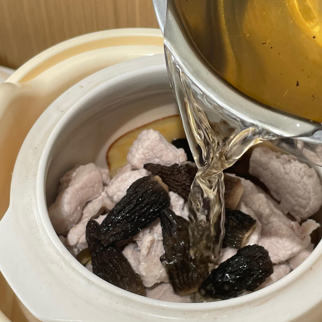 清热润肺‼️提高免疫力‼️羊肚菌海底椰瘦肉汤🍲的做法 步骤4