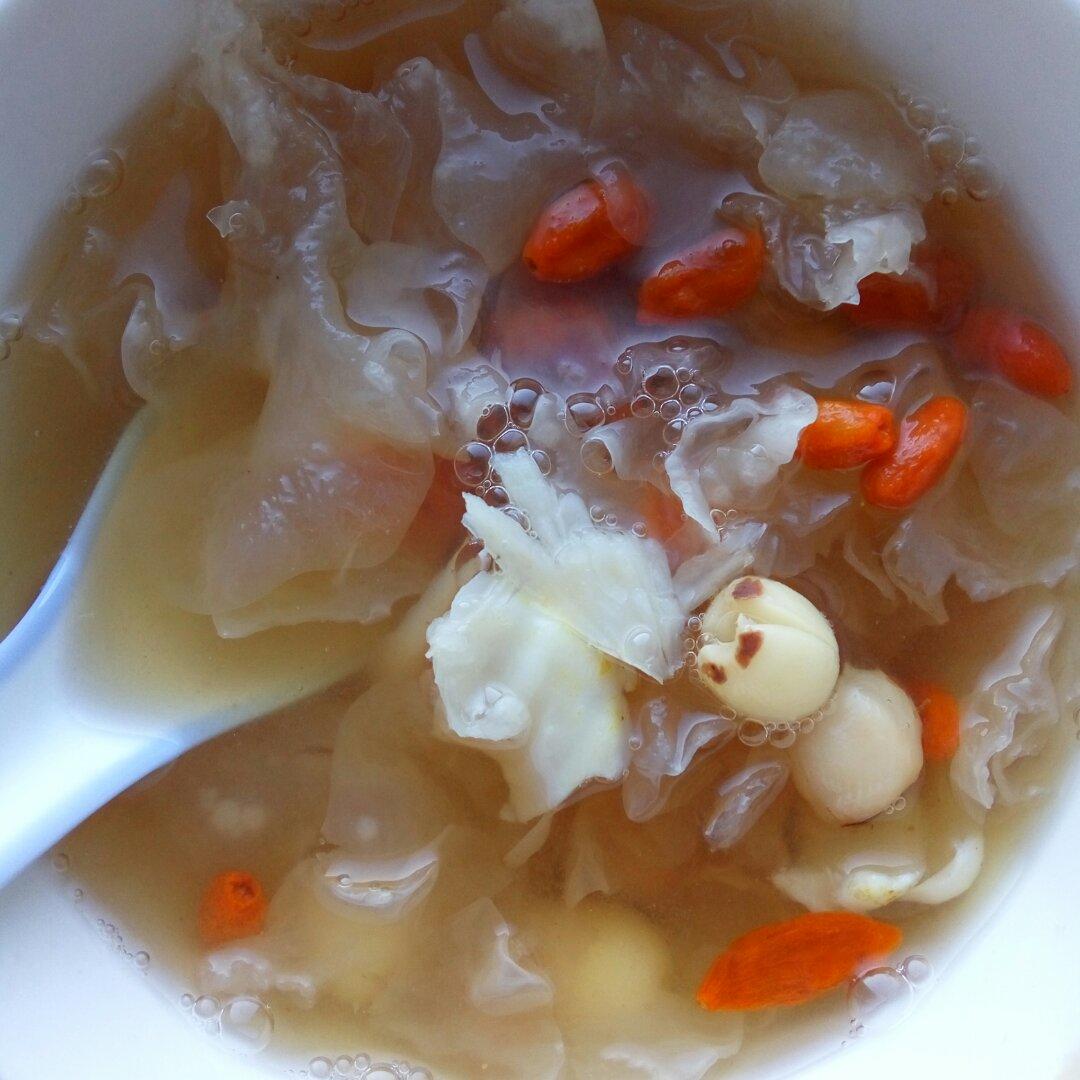 花开半夏121做的莲子银耳百合羹