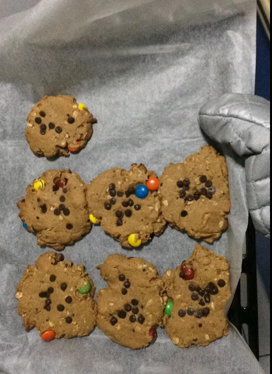 Soft-Baked Monster CookiesM&M 巧克力花生酱燕麦软饼