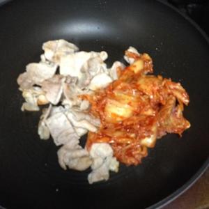 鸡蛋辣白菜炒肉的做法 步骤3