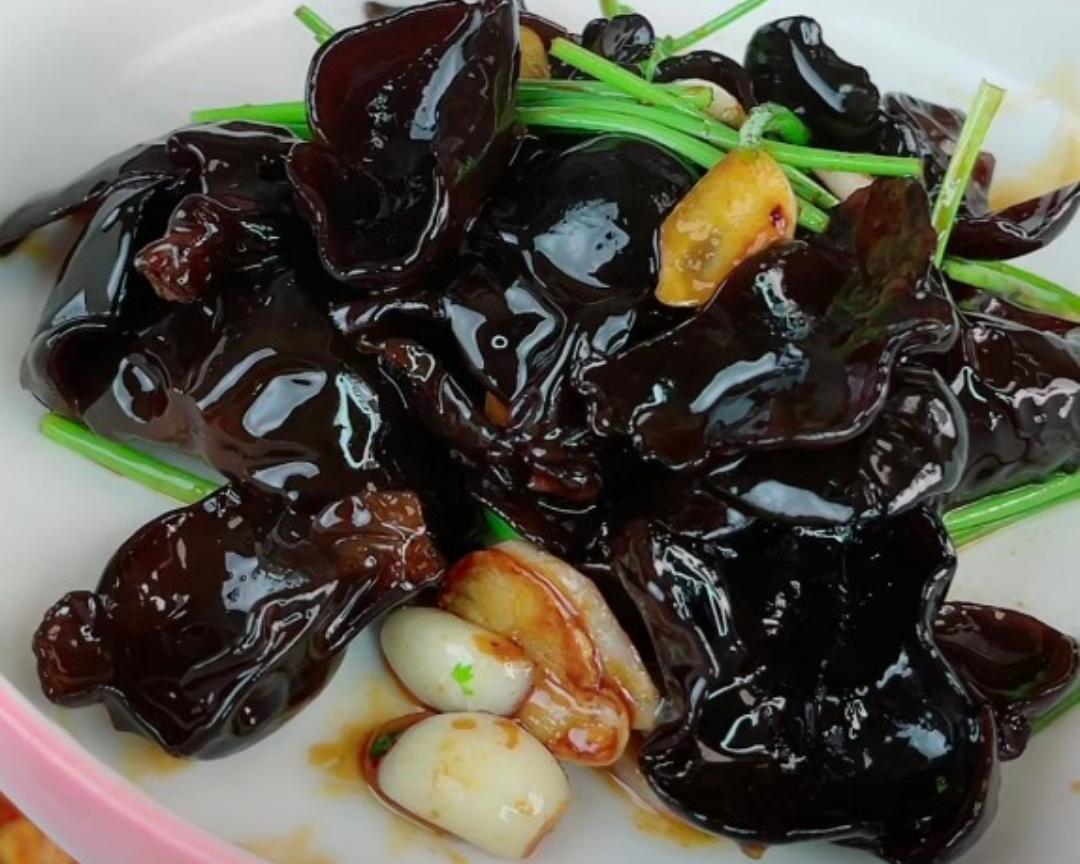 蒜爆木耳的做法