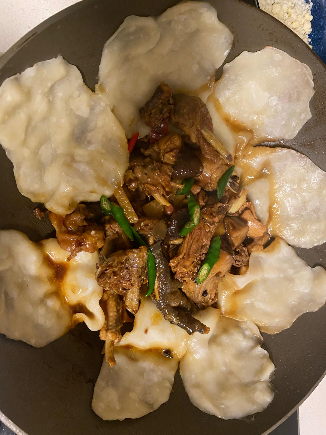 地锅鸡，教你贴饼子好吃的小技巧~