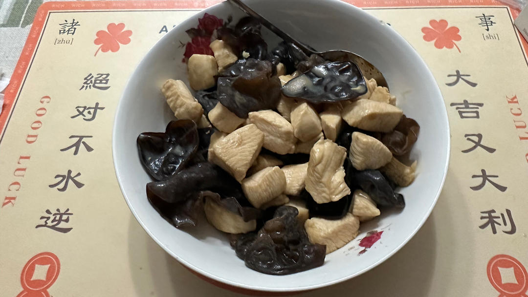 清爽解腻的黄瓜炒鸡胸肉，低脂低卡减肥食谱