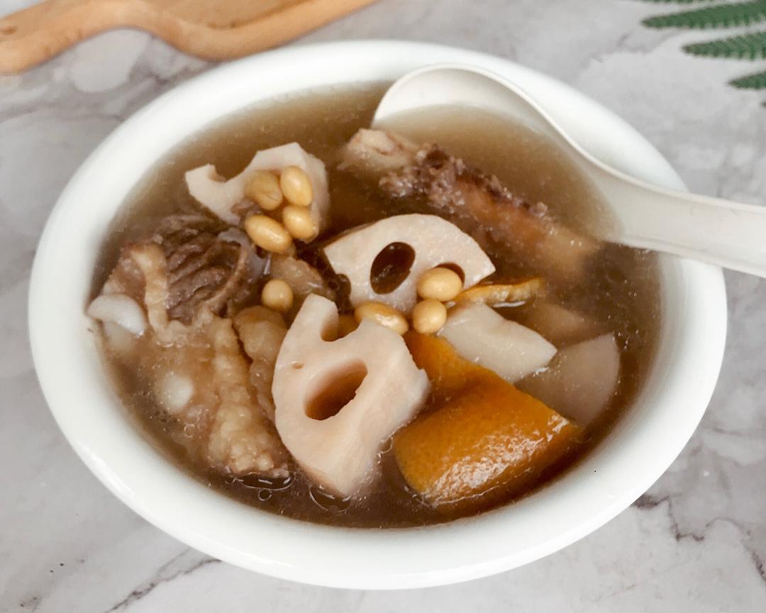 莲藕牛骨汤，汤味浓郁莲藕软糯，清淡而不油腻！