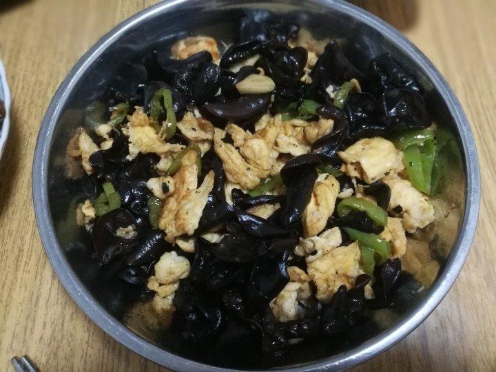 黑木耳青椒炒鸡蛋（营养又下饭）