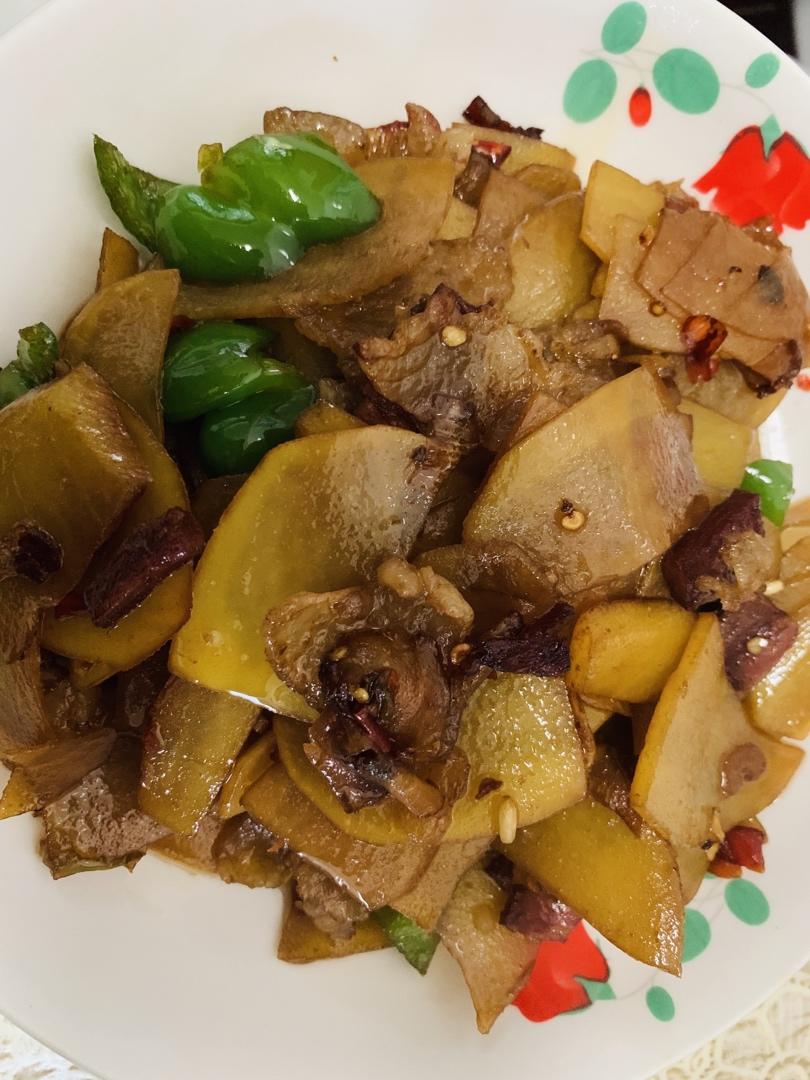 很下饭的豆瓣酱土豆片蒜苗炒熏肉