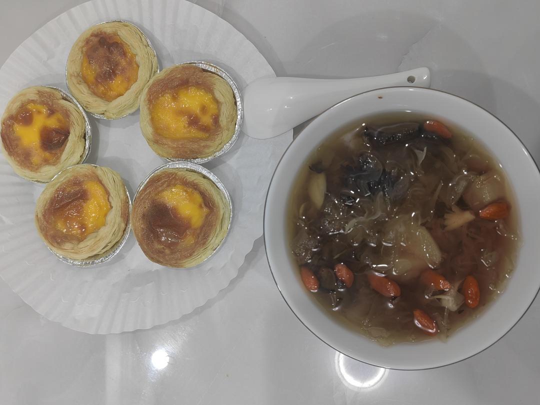 银耳，莲子，桂圆，百合，枸杞，红枣羹。