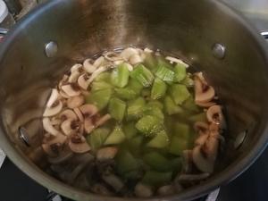 蘑菇莴苣豆腐汤（素）的做法 步骤7
