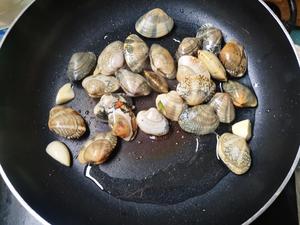 花蛤豆腐泡菜汤的做法 步骤3