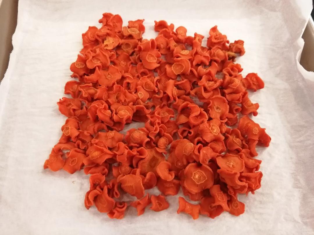 依照子瑜妈妈的方子制作的胡萝卜干，给宝宝当零食