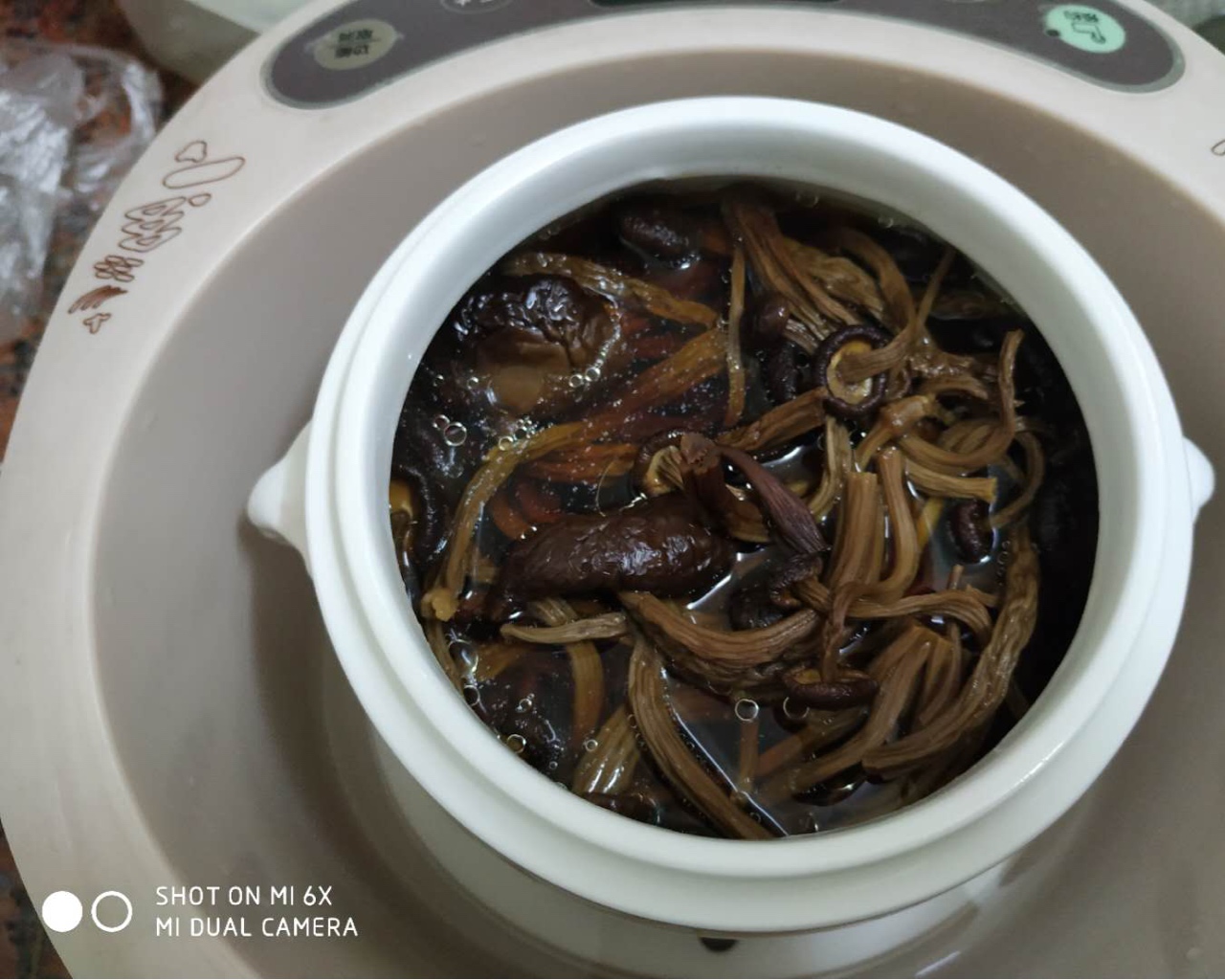 汤汤汤-茶树菇猪骨汤的做法