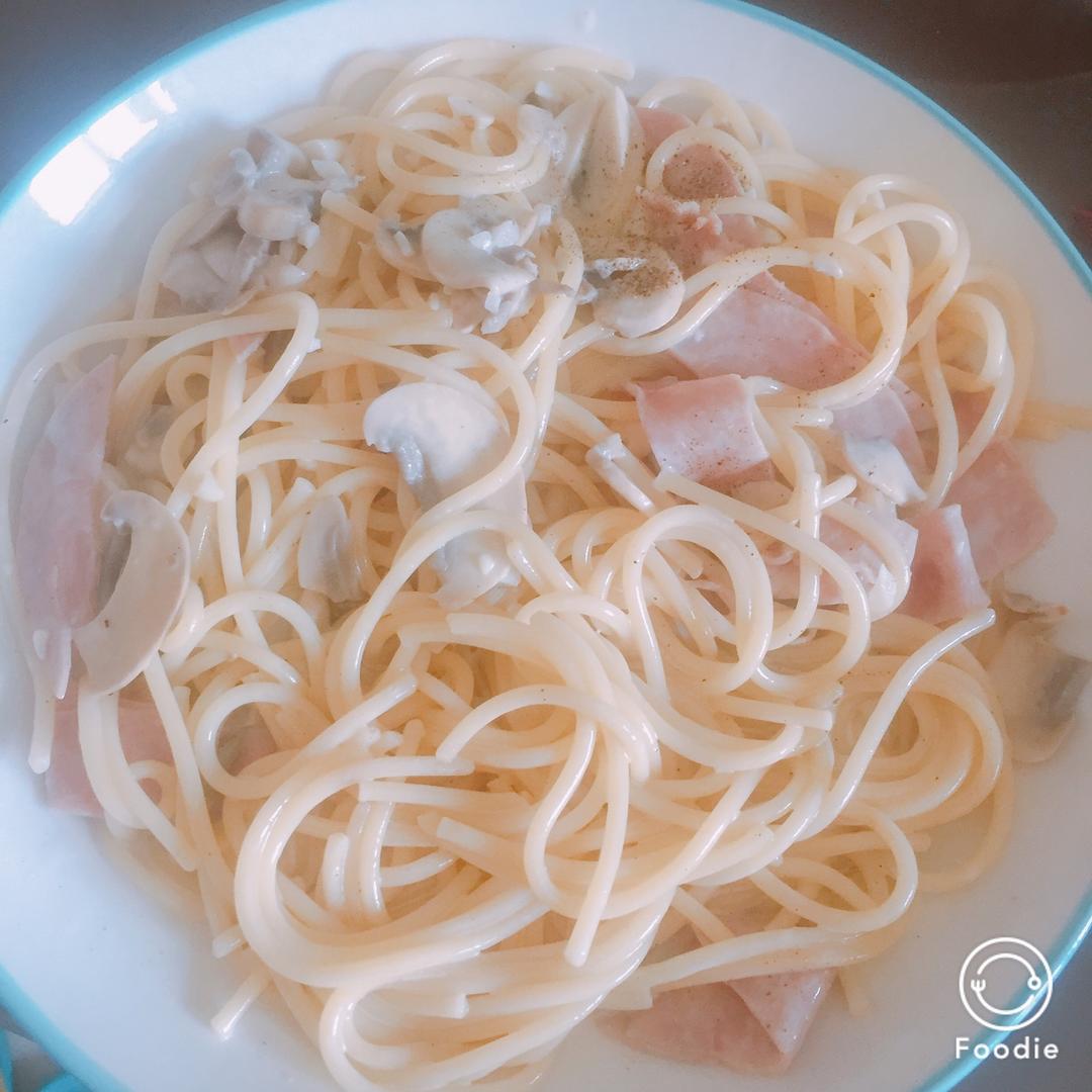 白蘑菇奶油培根意面