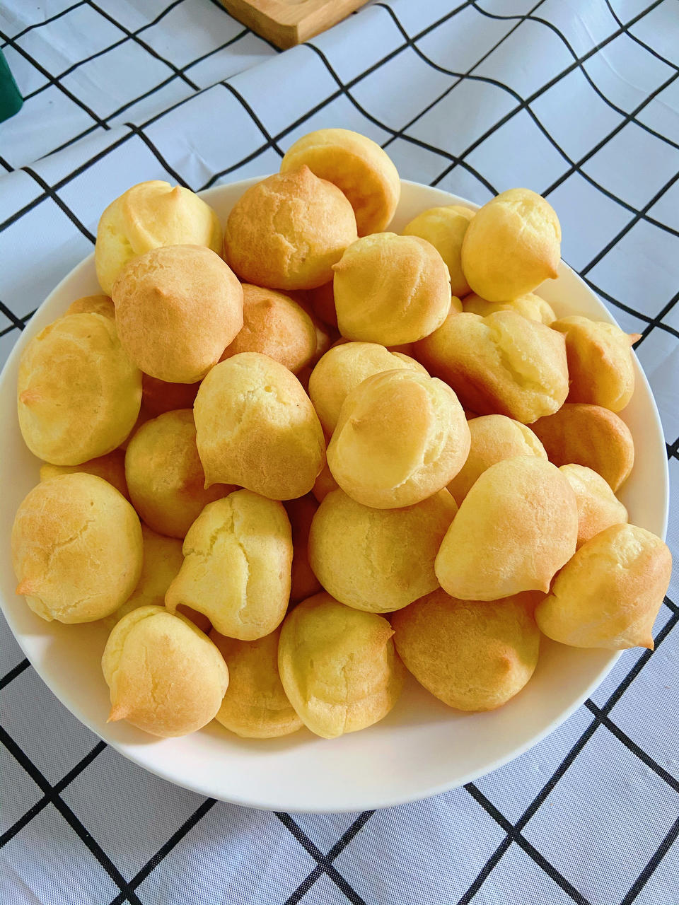 圣诞雪景焦糖泡芙塔