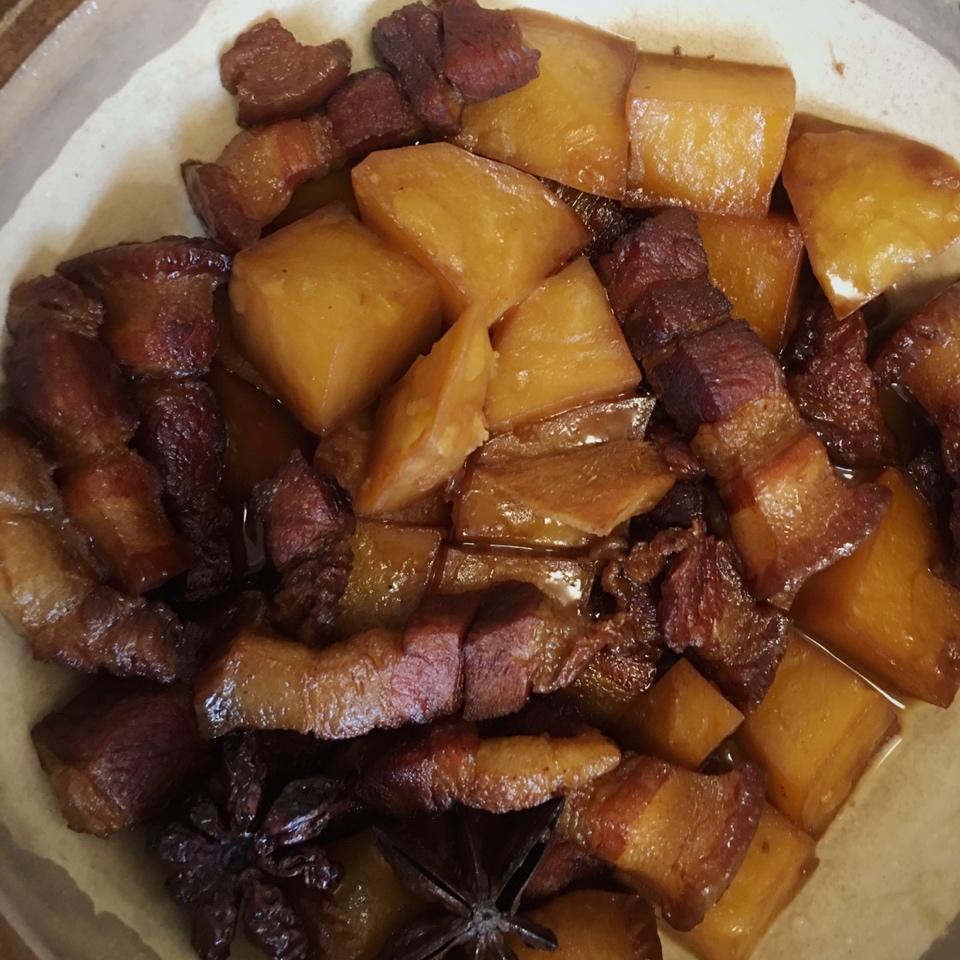 五花肉炖的土豆