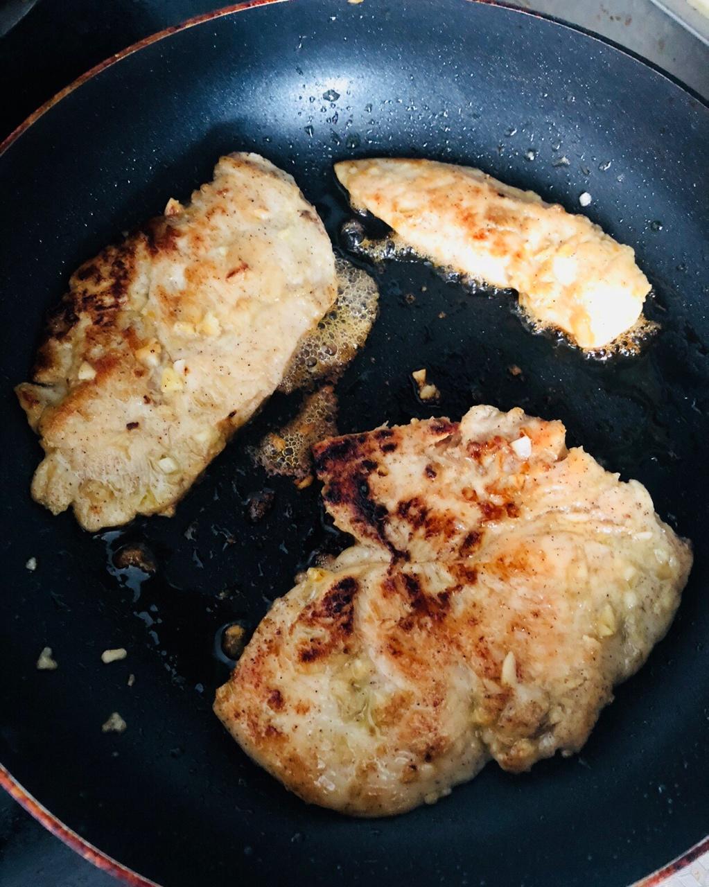 酷炫屌炸天好吃的煎鸡胸肉（香蒜蜂蜜煎鸡胸肉）