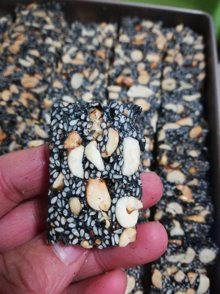 栀子花123做的枸杞核桃花生黑芝麻片