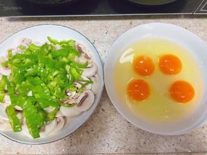 青椒口菇炒鸡蛋的做法 步骤1