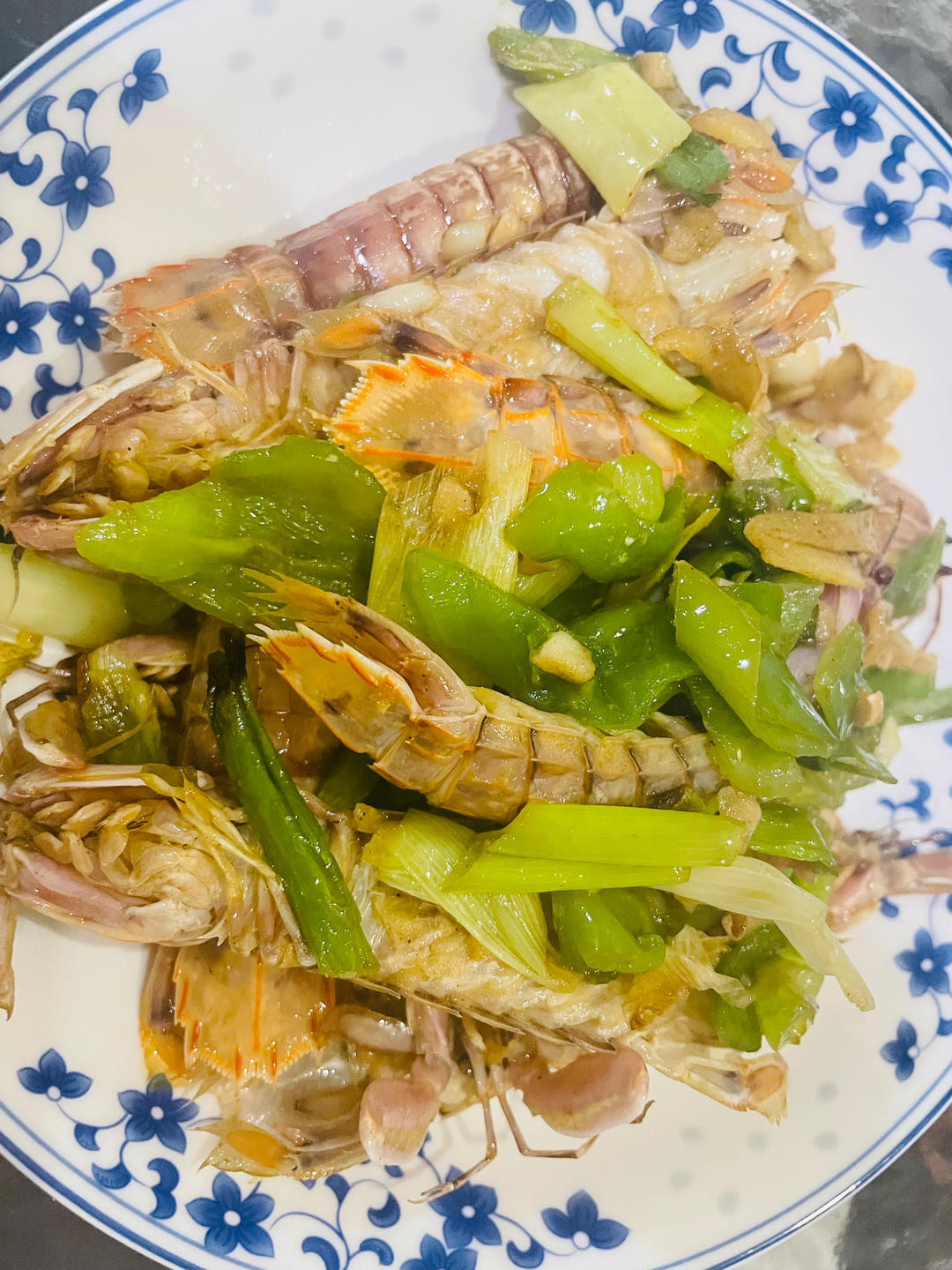 无油炸版的椒盐皮皮虾和巧拨虾壳的方法