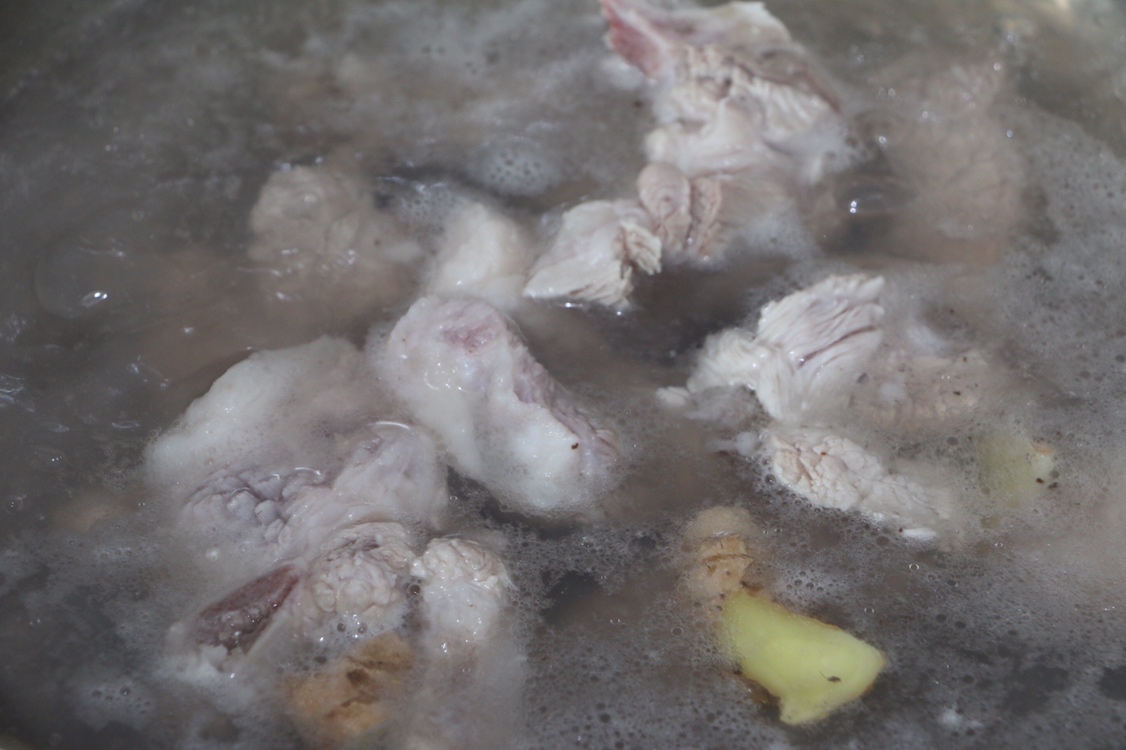 排骨炖天麻羊肝菌汤的做法 步骤2